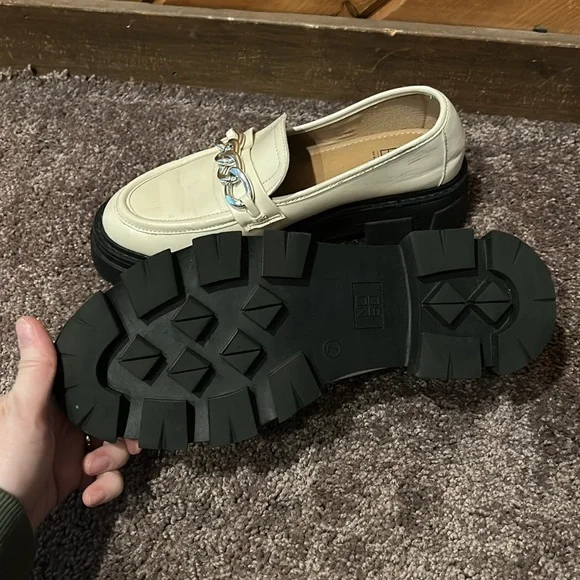 Y2K white chunky loafer with top chain - Picture 10 of 10